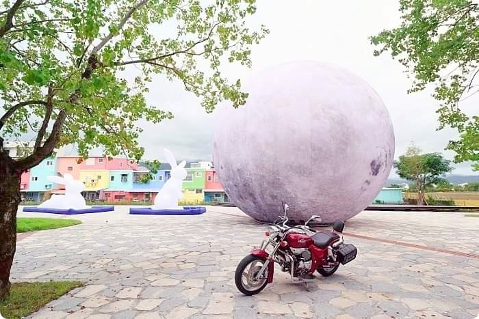 巨型月亮降落「冬山月亮廣場 」！超大月亮造景與繽紛彩兔，逼真月球表面讓人彷彿飛到外太空，中秋節限定！ @捲捲頭 Wonderful 品味。生活