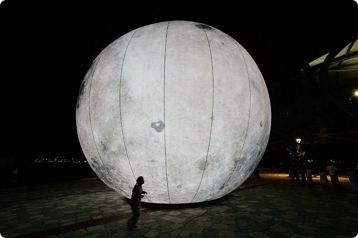 巨型月亮降落「冬山月亮廣場 」！超大月亮造景與繽紛彩兔，逼真月球表面讓人彷彿飛到外太空，中秋節限定！ @捲捲頭 Wonderful 品味。生活