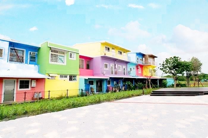 巨型月亮降落「冬山月亮廣場 」！超大月亮造景與繽紛彩兔，逼真月球表面讓人彷彿飛到外太空，中秋節限定！ @捲捲頭 Wonderful 品味。生活