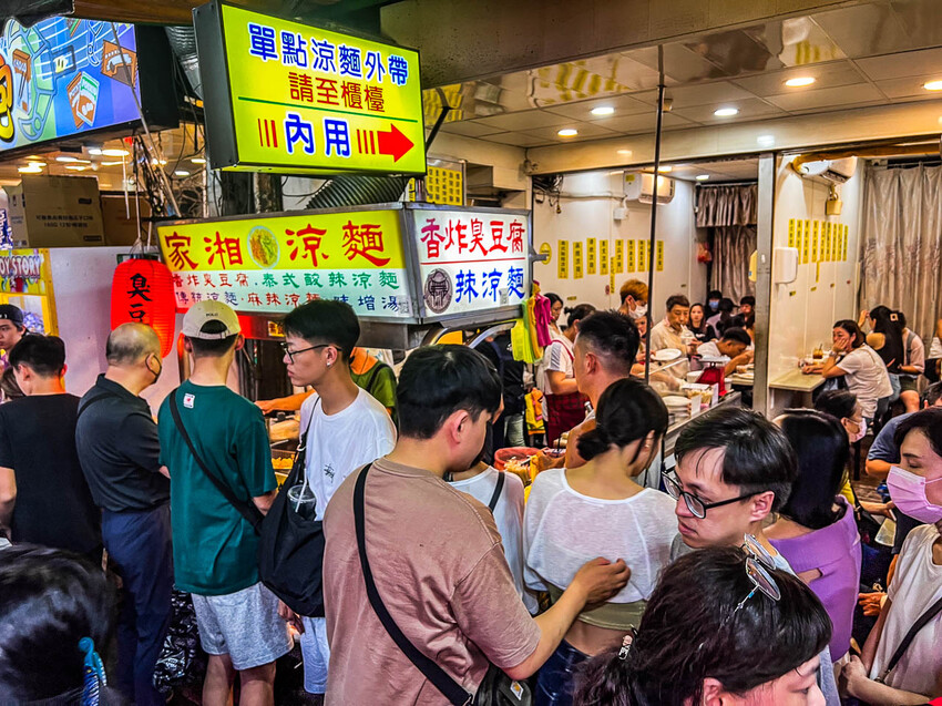 士林夜市排爆!家湘涼麵三顆星也甘願吃,臭豆腐也搶手。