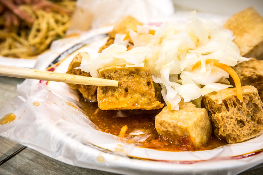 士林夜市排爆!家湘涼麵三顆星也甘願吃,臭豆腐也搶手。