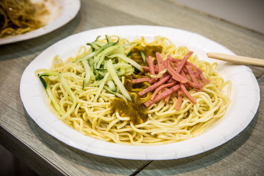 士林夜市排爆!家湘涼麵三顆星也甘願吃,臭豆腐也搶手。