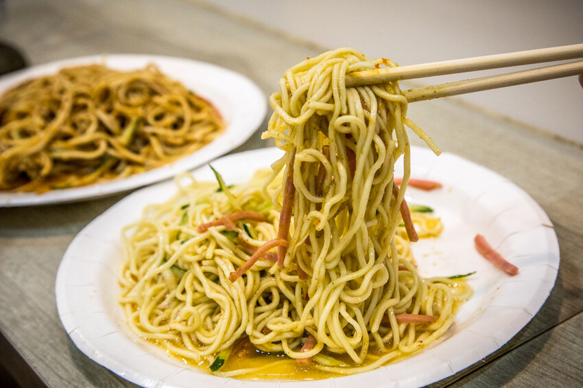 士林夜市排爆!家湘涼麵三顆星也甘願吃,臭豆腐也搶手。