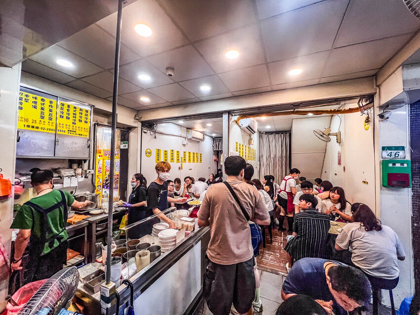 士林夜市排爆!家湘涼麵三顆星也甘願吃,臭豆腐也搶手。