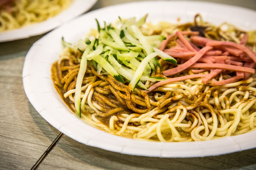 士林夜市排爆!家湘涼麵三顆星也甘願吃,臭豆腐也搶手。