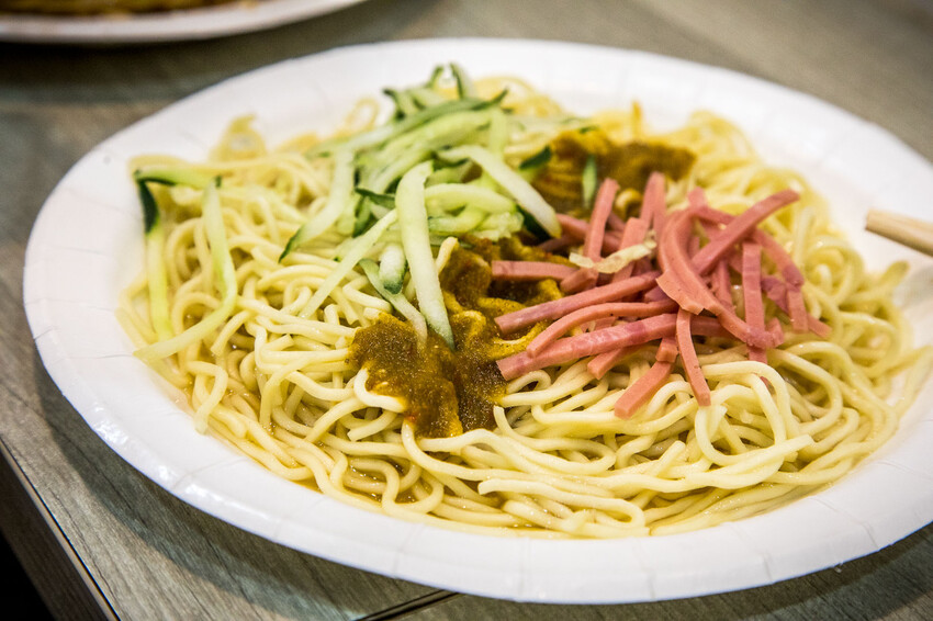 士林夜市排爆!家湘涼麵三顆星也甘願吃,臭豆腐也搶手。