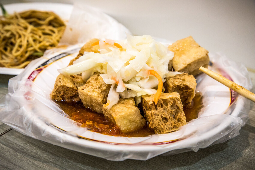 士林夜市排爆!家湘涼麵三顆星也甘願吃,臭豆腐也搶手。