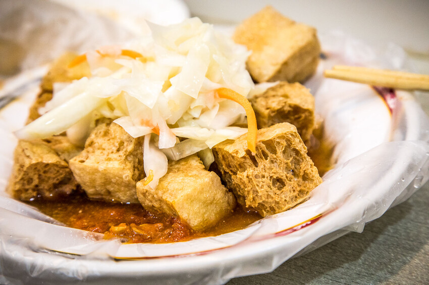 士林夜市排爆!家湘涼麵三顆星也甘願吃,臭豆腐也搶手。