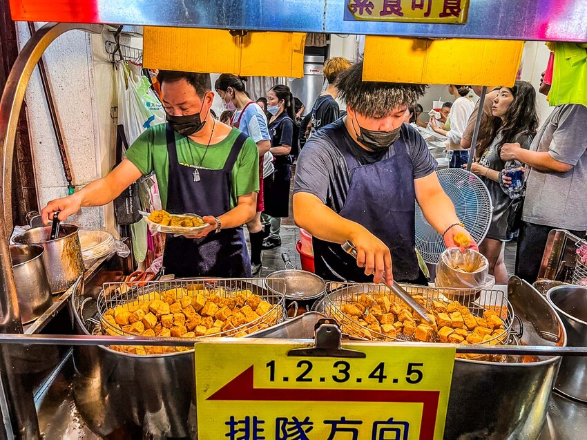 士林夜市排爆!家湘涼麵三顆星也甘願吃,臭豆腐也搶手。