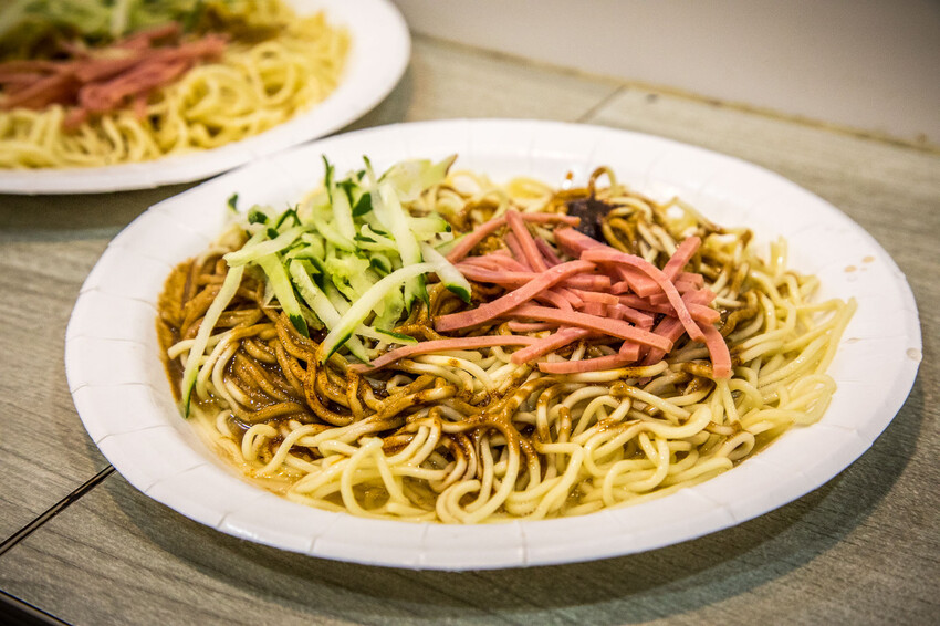 士林夜市排爆!家湘涼麵三顆星也甘願吃,臭豆腐也搶手。