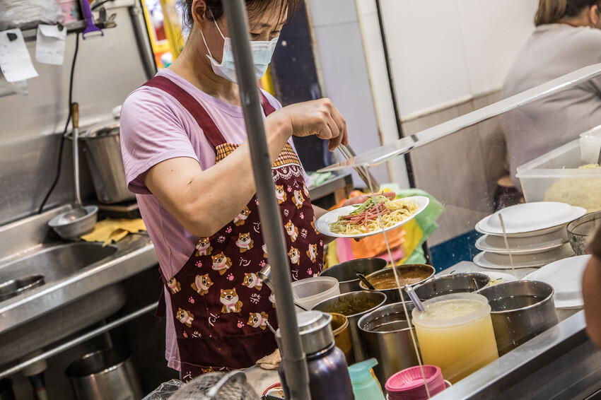 士林夜市排爆!家湘涼麵三顆星也甘願吃,臭豆腐也搶手。