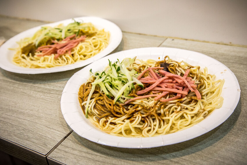 士林夜市排爆!家湘涼麵三顆星也甘願吃,臭豆腐也搶手。