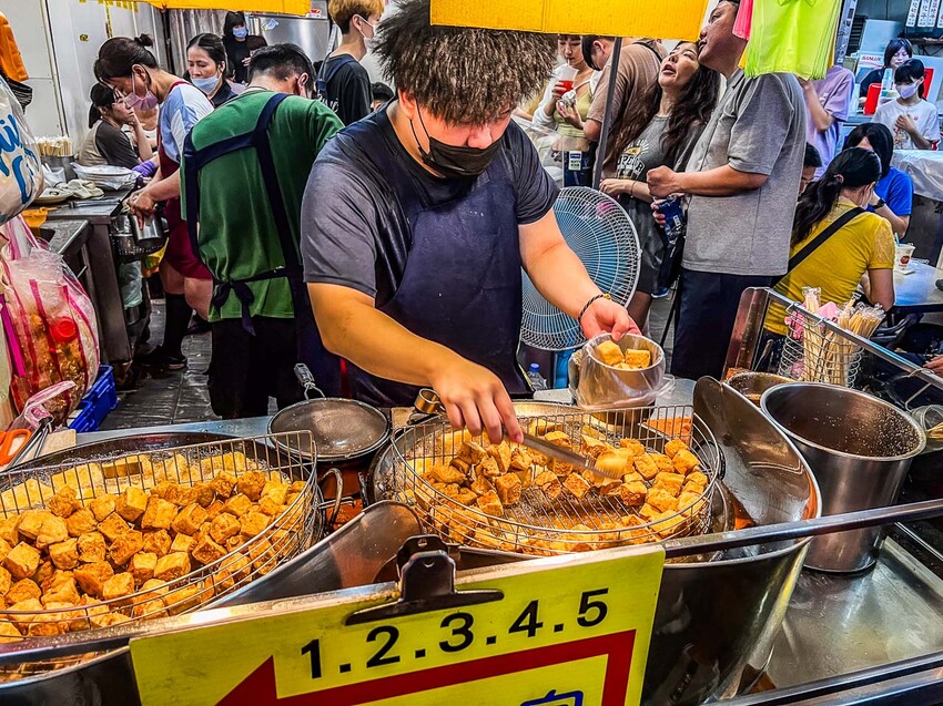 士林夜市排爆!家湘涼麵三顆星也甘願吃,臭豆腐也搶手。