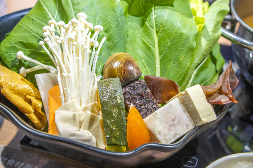 台中西區，良食煮意有機鍋物~有機葉菜與明治冰淇淋無限量供應，牛年旺返4人年節套餐 2188元。 - 微笑Joe幸運