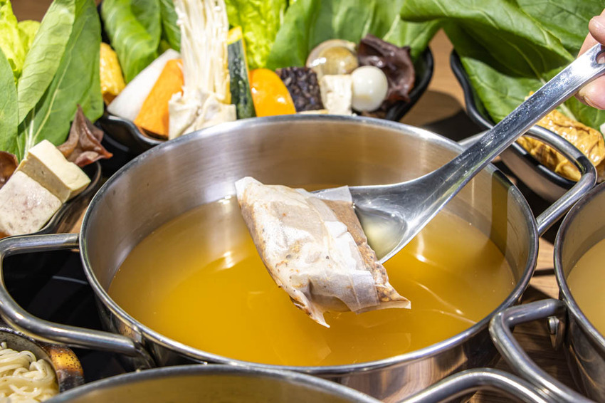 台中西區，良食煮意有機鍋物~有機葉菜與明治冰淇淋無限量供應，牛年旺返4人年節套餐 2188元。 - 微笑Joe幸運