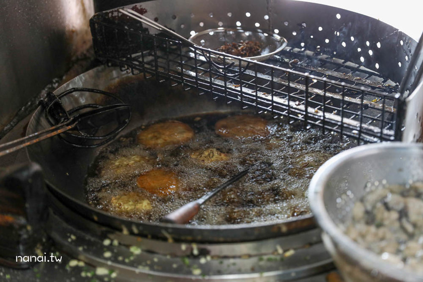 二林三炸粿(原三角窗炸粿)。二林市場隱藏版庶民美食，在地人傳承四代蚵肉炸