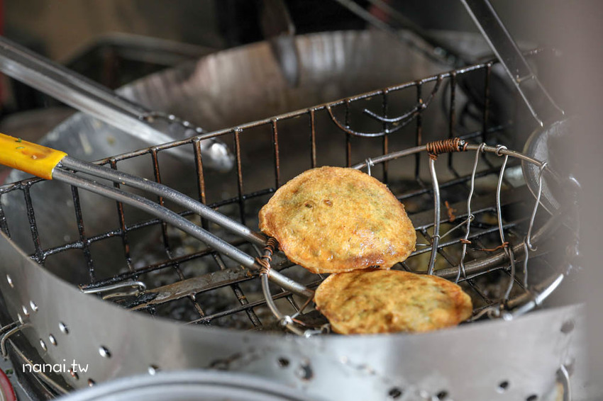 二林三炸粿(原三角窗炸粿)。二林市場隱藏版庶民美食，在地人傳承四代蚵肉炸