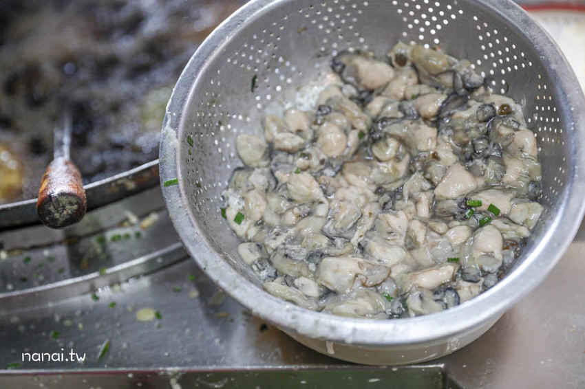 二林三炸粿(原三角窗炸粿)。二林市場隱藏版庶民美食，在地人傳承四代蚵肉炸