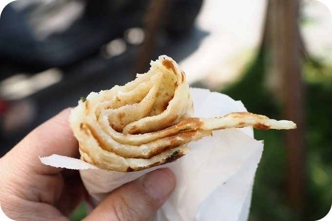 ▋宜蘭美食 ▋南興街無名蔥油餅。傳統市場裡的美味,乾烙餅皮鬆軟帶勁道 吃得到麵粉甜香及蔥香! @捲捲頭 Wonderful 品味。生活 ▋宜蘭美食 ▋南興街無名蔥油餅。傳統市場裡的美味,乾烙餅皮鬆軟帶勁道 吃得到麵粉甜香及蔥香! @捲捲頭 Wonderful 品味。生活