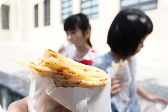 ▋宜蘭美食 ▋南興街無名蔥油餅。傳統市場裡的美味,乾烙餅皮鬆軟帶勁道 吃得到麵粉甜香及蔥香! @捲捲頭 Wonderful 品味。生活 ▋宜蘭美食 ▋南興街無名蔥油餅。傳統市場裡的美味,乾烙餅皮鬆軟帶勁道 吃得到麵粉甜香及蔥香! @捲捲頭 Wonderful 品味。生活