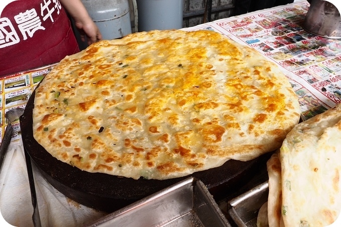 ▋宜蘭美食 ▋南興街無名蔥油餅。傳統市場裡的美味,乾烙餅皮鬆軟帶勁道 吃得到麵粉甜香及蔥香! @捲捲頭 Wonderful 品味。生活 ▋宜蘭美食 ▋南興街無名蔥油餅。傳統市場裡的美味,乾烙餅皮鬆軟帶勁道 吃得到麵粉甜香及蔥香! @捲捲頭 Wonderful 品味。生活