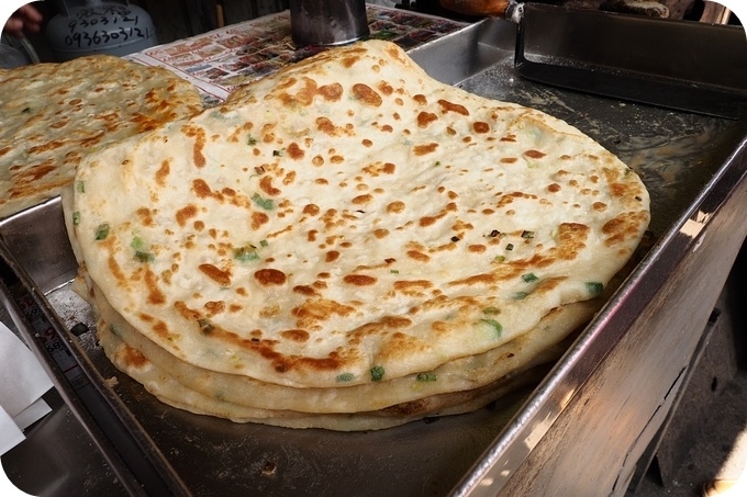 ▋宜蘭美食 ▋南興街無名蔥油餅。傳統市場裡的美味,乾烙餅皮鬆軟帶勁道 吃得到麵粉甜香及蔥香! @捲捲頭 Wonderful 品味。生活 ▋宜蘭美食 ▋南興街無名蔥油餅。傳統市場裡的美味,乾烙餅皮鬆軟帶勁道 吃得到麵粉甜香及蔥香! @捲捲頭 Wonderful 品味。生活