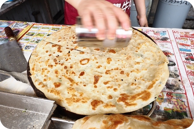 ▋宜蘭美食 ▋南興街無名蔥油餅。傳統市場裡的美味,乾烙餅皮鬆軟帶勁道 吃得到麵粉甜香及蔥香! @捲捲頭 Wonderful 品味。生活 ▋宜蘭美食 ▋南興街無名蔥油餅。傳統市場裡的美味,乾烙餅皮鬆軟帶勁道 吃得到麵粉甜香及蔥香! @捲捲頭 Wonderful 品味。生活