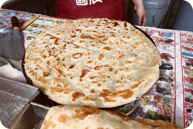 ▋宜蘭美食 ▋南興街無名蔥油餅。傳統市場裡的美味,乾烙餅皮鬆軟帶勁道 吃得到麵粉甜香及蔥香! @捲捲頭 Wonderful 品味。生活 ▋宜蘭美食 ▋南興街無名蔥油餅。傳統市場裡的美味,乾烙餅皮鬆軟帶勁道 吃得到麵粉甜香及蔥香! @捲捲頭 Wonderful 品味。生活