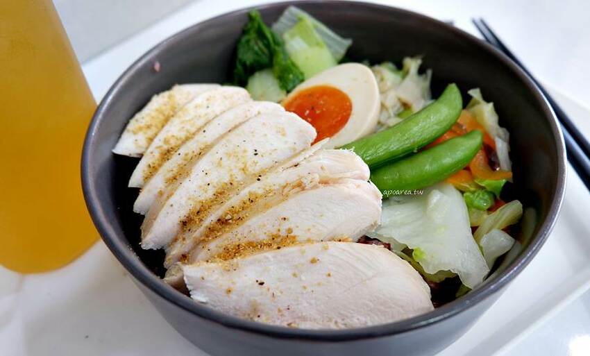 石饕低卡餐盒坊。走進2D漫畫世界吃便當,自助機點餐還可LINE PAY付款,台中鐵板低卡便當推薦 - 🍎 蘋果話日常🍎