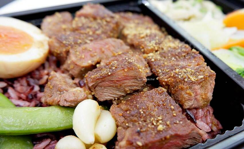 石饕低卡餐盒坊。走進2D漫畫世界吃便當,自助機點餐還可LINE PAY付款,台中鐵板低卡便當推薦 - 🍎 蘋果話日常🍎