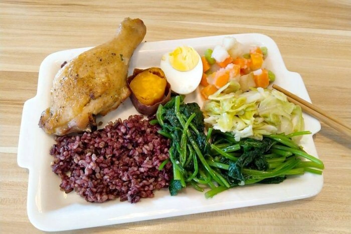 石饕低卡餐盒坊。走進2D漫畫世界吃便當,自助機點餐還可LINE PAY付款,台中鐵板低卡便當推薦 - 🍎 蘋果話日常🍎