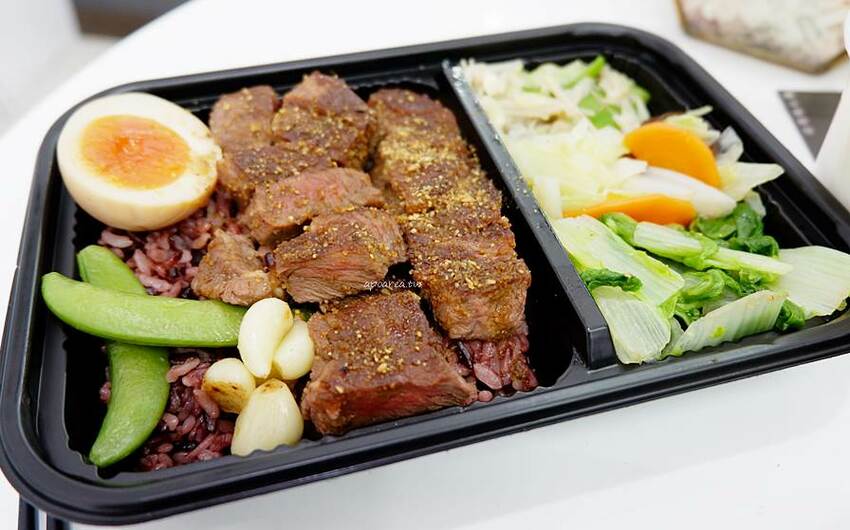 石饕低卡餐盒坊。走進2D漫畫世界吃便當,自助機點餐還可LINE PAY付款,台中鐵板低卡便當推薦 - 🍎 蘋果話日常🍎