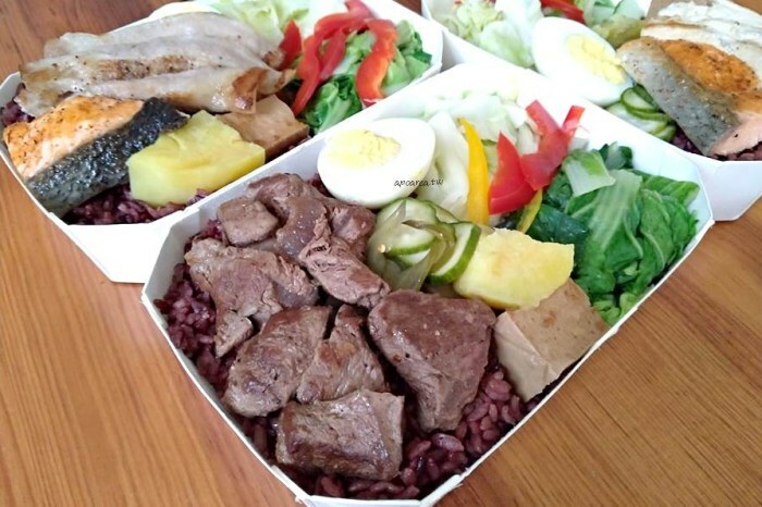 石饕低卡餐盒坊。走進2D漫畫世界吃便當,自助機點餐還可LINE PAY付款,台中鐵板低卡便當推薦 - 🍎 蘋果話日常🍎