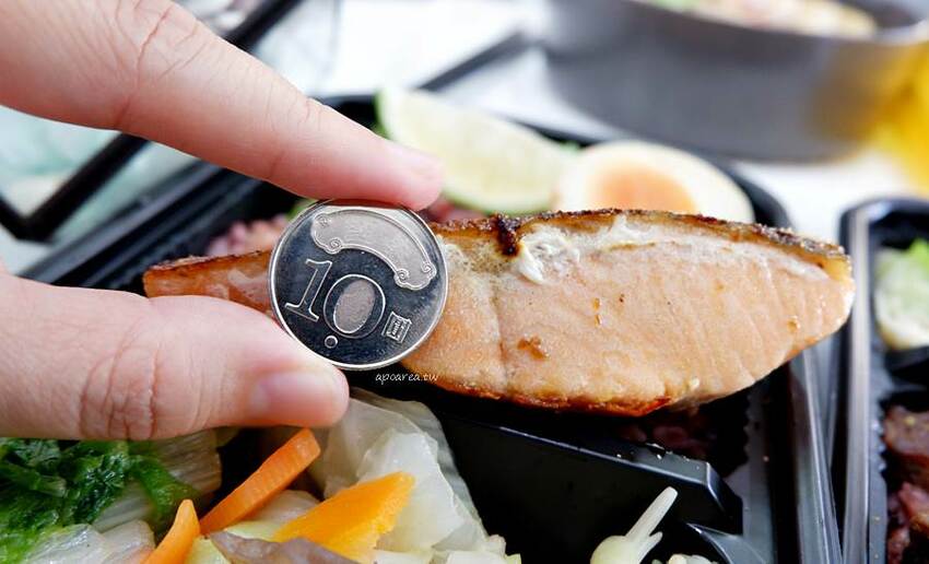 石饕低卡餐盒坊。走進2D漫畫世界吃便當,自助機點餐還可LINE PAY付款,台中鐵板低卡便當推薦 - 🍎 蘋果話日常🍎