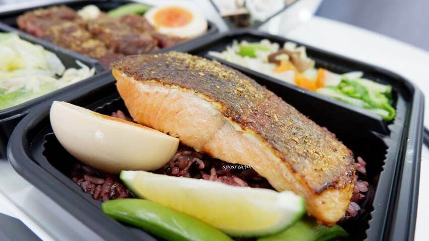 石饕低卡餐盒坊。走進2D漫畫世界吃便當,自助機點餐還可LINE PAY付款,台中鐵板低卡便當推薦 - 🍎 蘋果話日常🍎