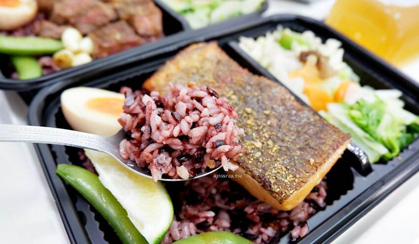 石饕低卡餐盒坊。走進2D漫畫世界吃便當,自助機點餐還可LINE PAY付款,台中鐵板低卡便當推薦 - 🍎 蘋果話日常🍎