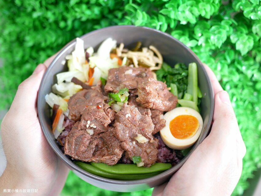 【台中美食】石饕低卡餐盒坊北屯進化店,運動後必吃的低卡餐推薦!配菜有溏心蛋唷,還有超好吃蒸蛋湯才35元。 @熊寶小榆の旅遊日記