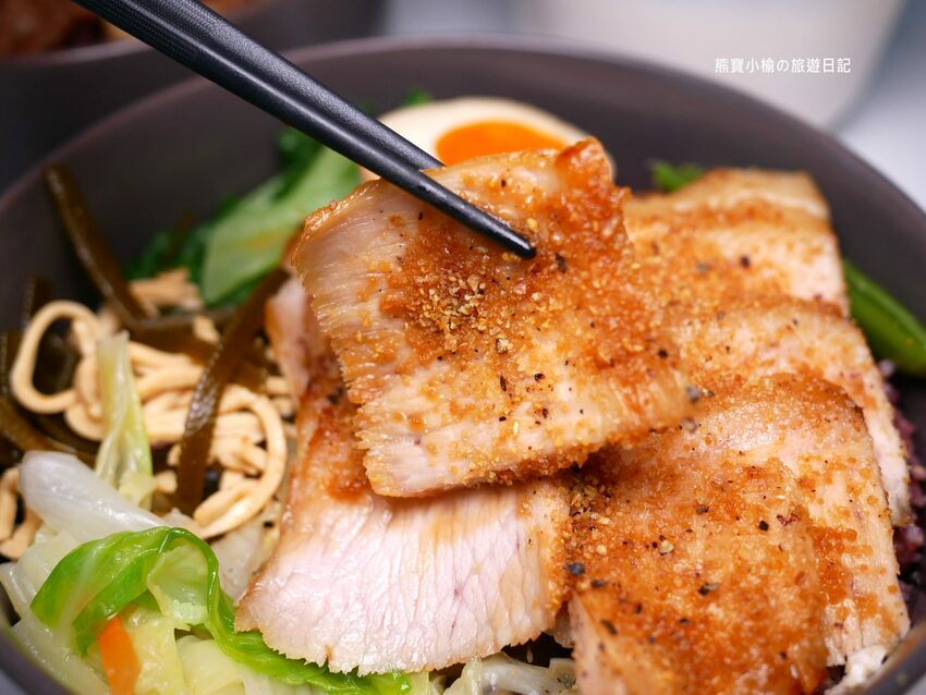 【台中美食】石饕低卡餐盒坊北屯進化店,運動後必吃的低卡餐推薦!配菜有溏心蛋唷,還有超好吃蒸蛋湯才35元。 @熊寶小榆の旅遊日記