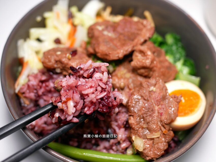【台中美食】石饕低卡餐盒坊北屯進化店,運動後必吃的低卡餐推薦!配菜有溏心蛋唷,還有超好吃蒸蛋湯才35元。 @熊寶小榆の旅遊日記