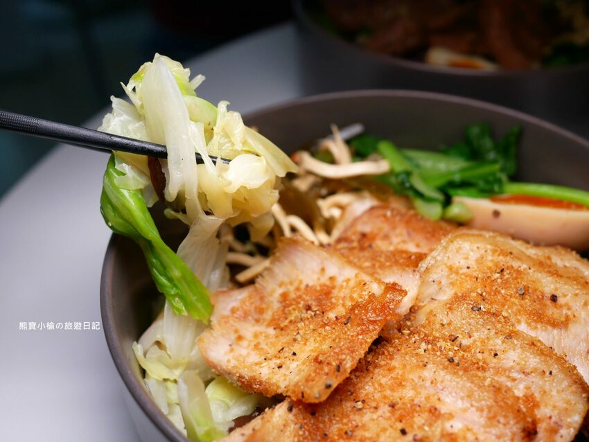 【台中美食】石饕低卡餐盒坊北屯進化店,運動後必吃的低卡餐推薦!配菜有溏心蛋唷,還有超好吃蒸蛋湯才35元。 @熊寶小榆の旅遊日記