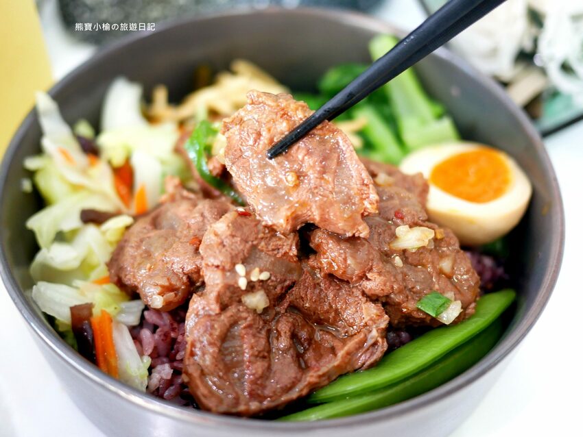 【台中美食】石饕低卡餐盒坊北屯進化店,運動後必吃的低卡餐推薦!配菜有溏心蛋唷,還有超好吃蒸蛋湯才35元。 @熊寶小榆の旅遊日記