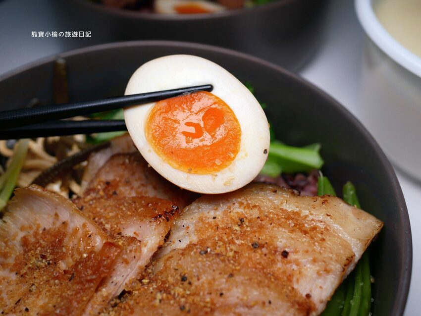 【台中美食】石饕低卡餐盒坊北屯進化店,運動後必吃的低卡餐推薦!配菜有溏心蛋唷,還有超好吃蒸蛋湯才35元。 @熊寶小榆の旅遊日記