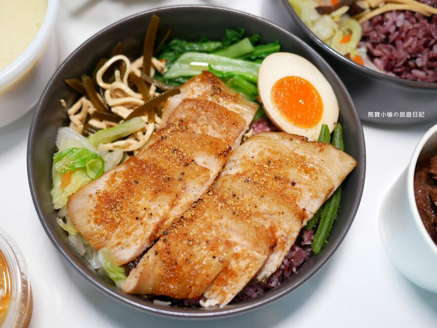 【台中美食】石饕低卡餐盒坊北屯進化店,運動後必吃的低卡餐推薦!配菜有溏心蛋唷,還有超好吃蒸蛋湯才35元。 @熊寶小榆の旅遊日記