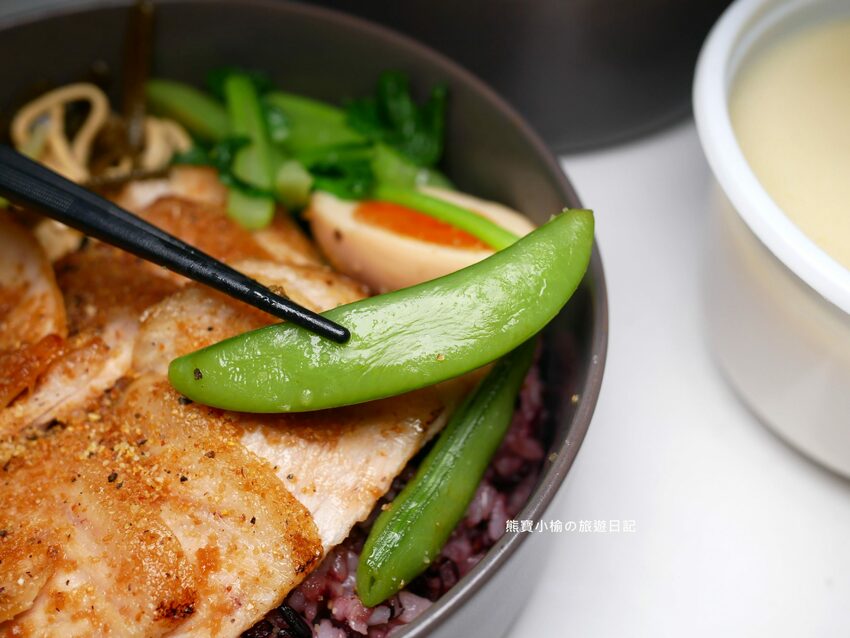 【台中美食】石饕低卡餐盒坊北屯進化店,運動後必吃的低卡餐推薦!配菜有溏心蛋唷,還有超好吃蒸蛋湯才35元。 @熊寶小榆の旅遊日記