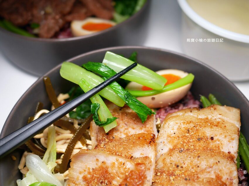 【台中美食】石饕低卡餐盒坊北屯進化店,運動後必吃的低卡餐推薦!配菜有溏心蛋唷,還有超好吃蒸蛋湯才35元。 @熊寶小榆の旅遊日記