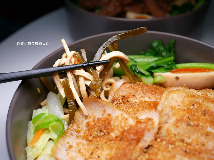 【台中美食】石饕低卡餐盒坊北屯進化店,運動後必吃的低卡餐推薦!配菜有溏心蛋唷,還有超好吃蒸蛋湯才35元。 @熊寶小榆の旅遊日記