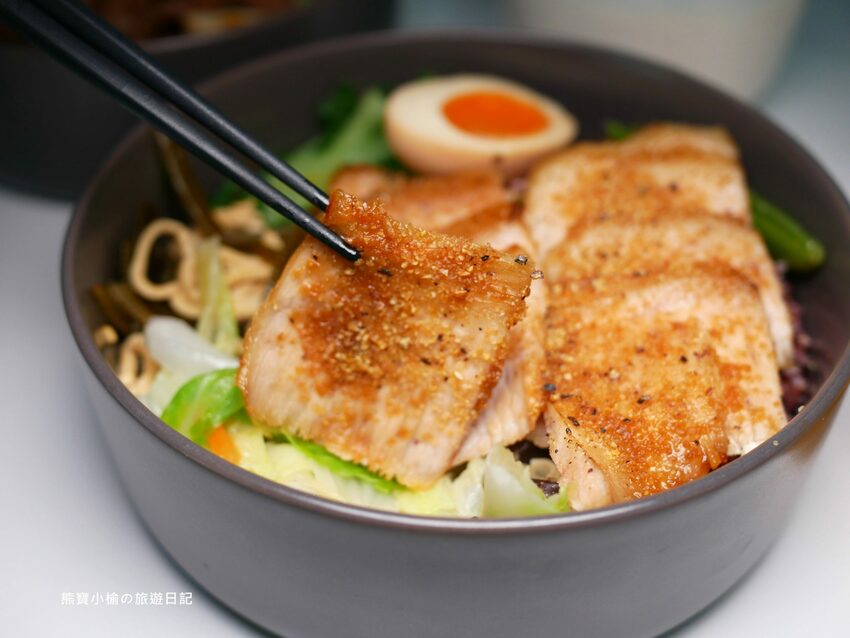 【台中美食】石饕低卡餐盒坊北屯進化店,運動後必吃的低卡餐推薦!配菜有溏心蛋唷,還有超好吃蒸蛋湯才35元。 @熊寶小榆の旅遊日記