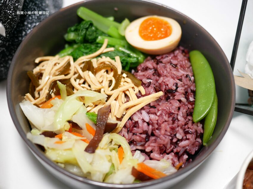【台中美食】石饕低卡餐盒坊北屯進化店,運動後必吃的低卡餐推薦!配菜有溏心蛋唷,還有超好吃蒸蛋湯才35元。 @熊寶小榆の旅遊日記
