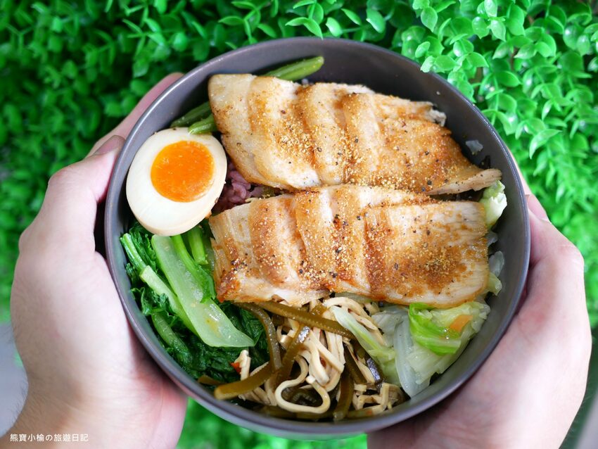 【台中美食】石饕低卡餐盒坊北屯進化店,運動後必吃的低卡餐推薦!配菜有溏心蛋唷,還有超好吃蒸蛋湯才35元。 @熊寶小榆の旅遊日記