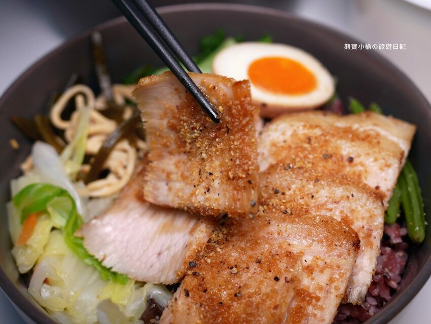 【台中美食】石饕低卡餐盒坊北屯進化店,運動後必吃的低卡餐推薦!配菜有溏心蛋唷,還有超好吃蒸蛋湯才35元。 @熊寶小榆の旅遊日記